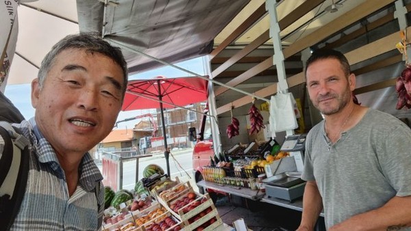 이 주인장이 땀을 흘리는 나그네에게 무상으로 제공한다. 인정넘치는 셀피다.