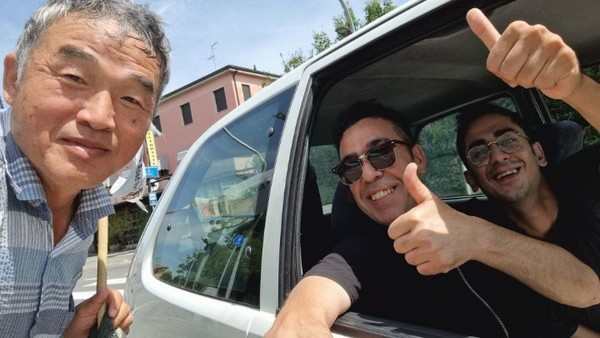 더위에도 힘차게 걷고 있는 K-나그네에게 환호하는 운전자들.