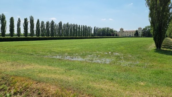 고풍스런 저택이 보이길래 검색해보니 최근에 영업을 개시한 고급호텔이다. 아마도 옛성을 개조했을지도.
