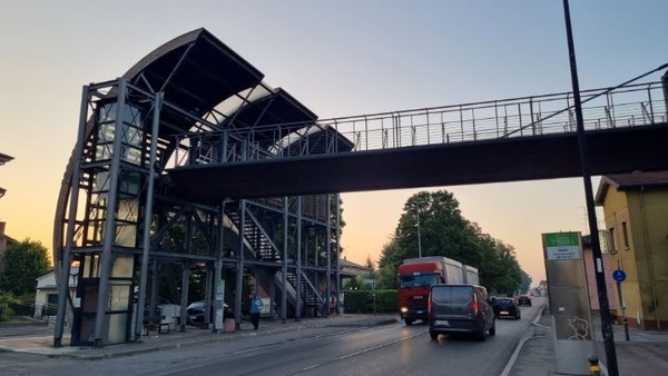 독특한 디자인의 육교다.