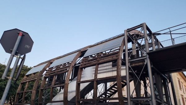 앞쪽으로 돌아가 보니까 태양광 패널이다.