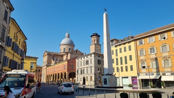 Reggio Emilia라는 도시에 이른다. https://it.m.wikipedia.org/wiki/Reggio_Emilia 