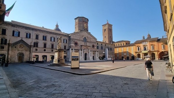일부러 찾아가지 않으면 모를, 시가지 깊숙이 멋진 광장이 있다.