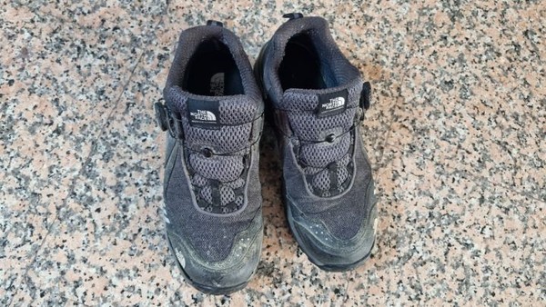 그동안 밑창이 닳아서 걷기에 불편하던 중, 도시에 들를 때마다 수선소를 검색해서 들렀지만, 한국과 베트남 같은 밑창보강 서비스는 불가능하였다. 오늘도 마찬가지. 겉보기에 멀쩡해보이는 신발이지만 걸은 거리로 치면 거의 1천키로가 된다. 평균수명은 지나고 있는 것이다. 할 수 없이 새 신발을 사서 갈아신는다. 한국이라면 보관해두었다가 수선하면 되지만 여기서는 애석하게도 작별을 고할 수밖에 없다. 순례 시작한지 이번이 8번째쯤 된다. 아듀~ 정들었던 신발이여..