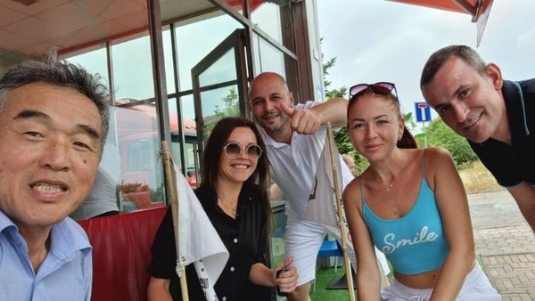 사진의 가운데 남자가 일행들과 앉아서 담소하던 중, 지나가던 K-나그네를 보더니 말을 붙였다. 그러더니 시원한 생수를 안기면서 친해지기 시작했다.