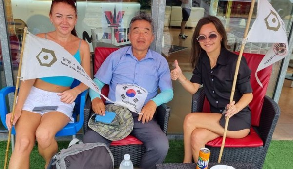 홍보물을 자세히 들여다보고 감탄한 두 미인이 K-나그네를 사이에 두고 기념사진을 찍는다. 영화의 한 장면 같다~^^