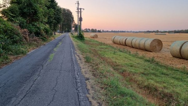 이 부근에서 편한 길을 찾기가 쉽지 않아서 시골길로 접어든다. 약간 돌아가는 길이다.