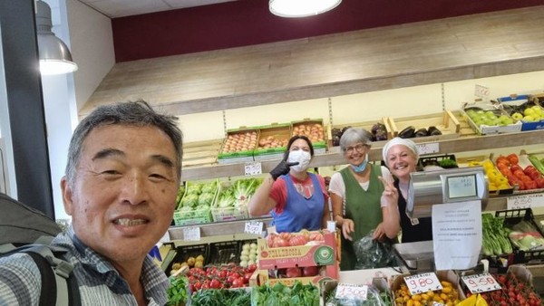 시가지 초입의 과일채소가게에서, 사람들과 친해졌다.