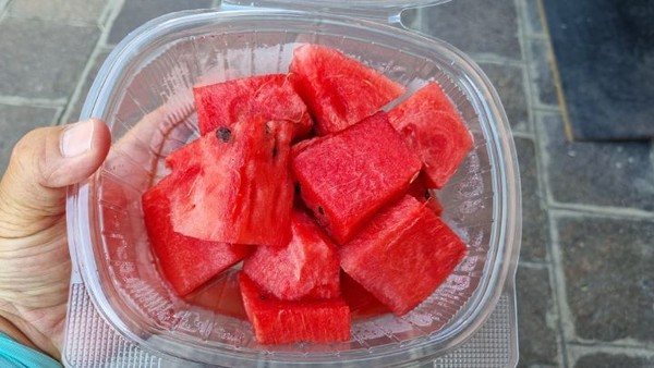 잘라놓은 수박을 사서 먹고 있노라니,