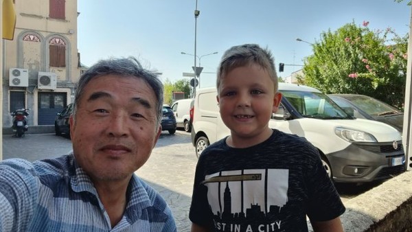 가게주인의 아들이 나그네에게 호기심을 갖는다.