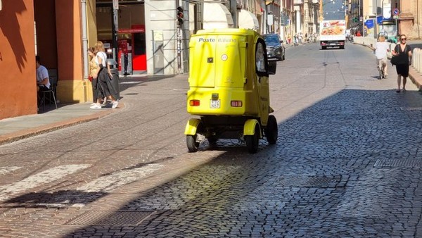 1인승 전기자동차가 중심시가지를 활보한다.