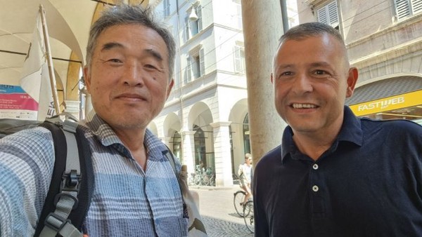 한국에 친구가 있다는 이 시민은 K-나그네의 사진을 찍어서 보내주고 싶다고 한다.