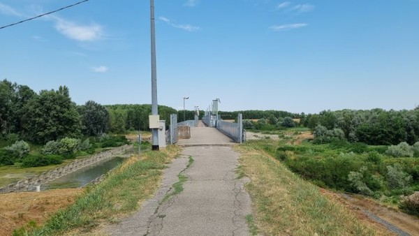 이윽고 하천을 넘는 다리가 나왔는데,