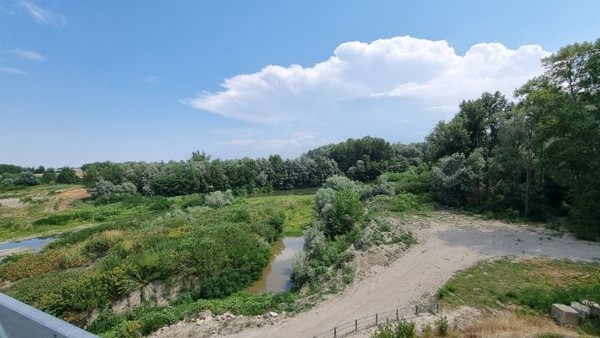 평상시에는 개방되어 운영되는 댐 위의 다리다.