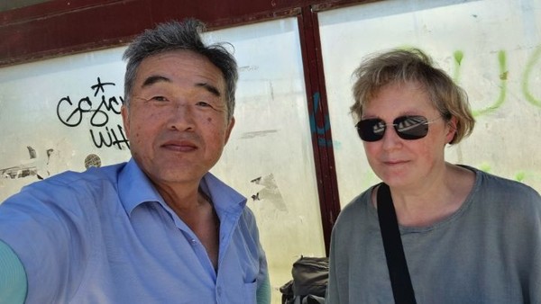 코리아를 좋아하는 어느 주민이 차에서 세우고 내려서 나그네를 쫒아 왔다.