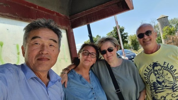 나그네에게 먹을 것도 잔뜩 안겼지만, 가벼운 것만 받기로 한다. 그 일행도 함께 왔다.  그늘에서 이런저런 얘기를 나누고는 정답게 셀피.