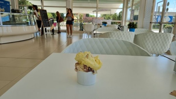 젤라또 가게의 디자인이 멋있다. 들어가서 맛을 보지 않을 수 없다.