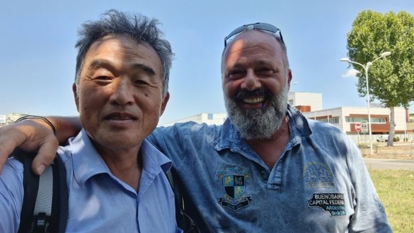 토요일 자전거를 열심히 밟던 주민이 자전거를 세우고는 기다린다.