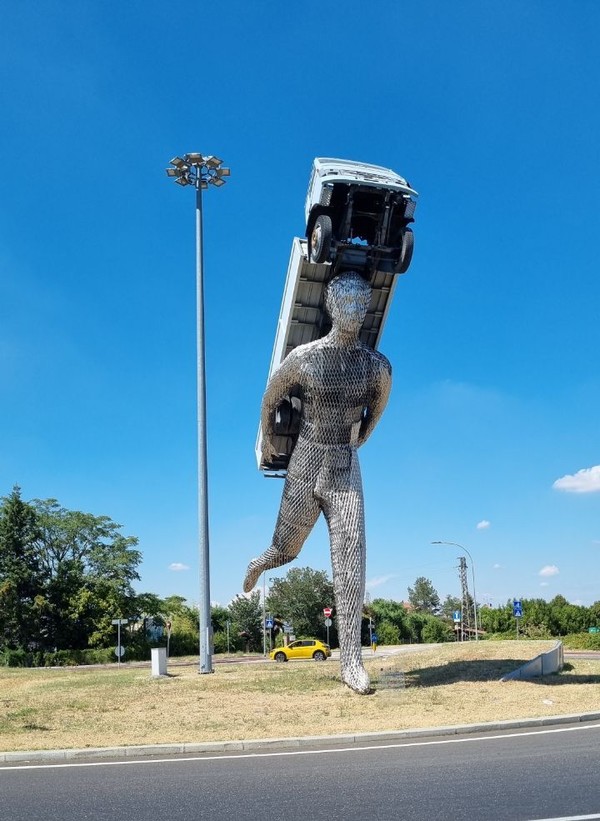 볼로냐 시내 입구의 인상적인 예술작품