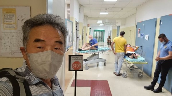 며칠전 새로 신은 신발이 잘 맞지 않은듯, 발가락에 물집이 잡힌 게 가라앉지 않아서 고전을 했다. 쉬는 날 저녁에 보니 숙소인근에 종합병원이 있다.  Ospedale Maggiore "Carlo Alberto Pizzardi" 라는 이름의 공공병원이다. 치료도 할 겸, 경험삼아 이 병원의 응급실에 가보기로 했다. 한참을 기다려 치료도 받고 약 처방전도 받았다. 이 과정에서 구글번역기가 제 구실을 했다. 친절함은 물론이고, 치료비를 받지 않는다. 놀라운 이탈리아 의료시스템이다.