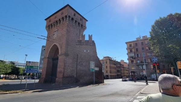 볼로냐 도심 서측입구에 보이는 유적.