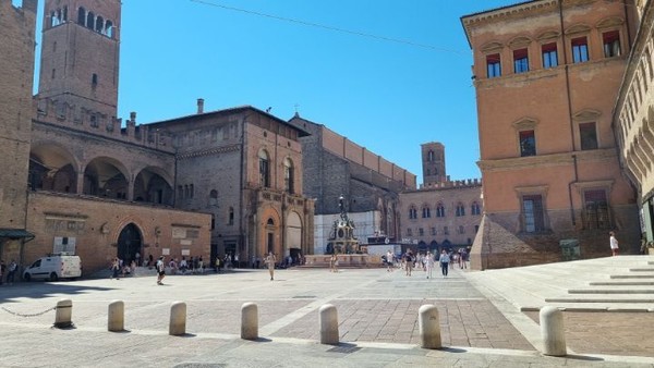 멋진 도심광장이 등장한다.