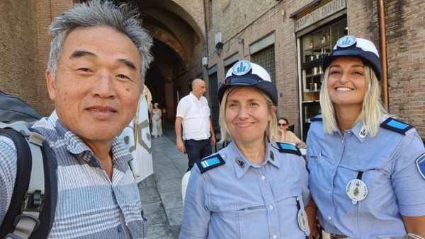 광장의 치안을 지키는 멋진 파수꾼들과의 셀피도 빼놓을 수 없다~