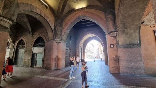 옛 궁전을 현대적 상업용도로 활용하고 있다.