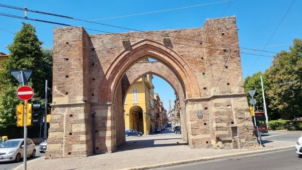 전통과 현대가 함께 살아숨쉬는 도시다.