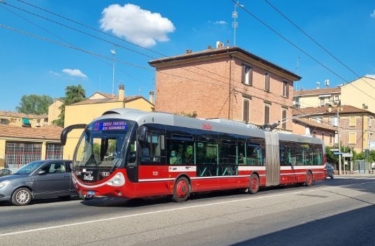볼로냐 시내에 보이는 굴절 버스의 멋진 디자인