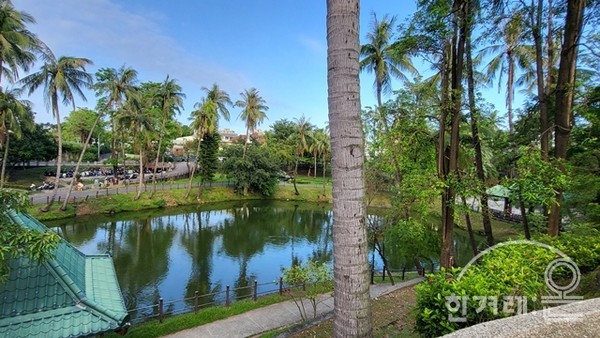 위 공원과 아래 호수 주위를 함께 뛰면 약 6분 정도. 지금은 3바퀴 뛰고 3바퀴 걷는데, 달리기를 30분 정도로 늘릴 예정.