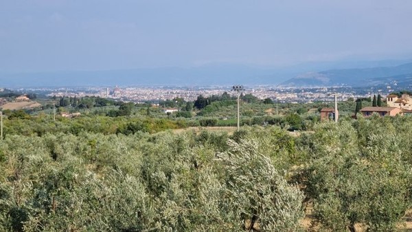 되돌아 보니 멀리 피렌체 시가지가 내려다 보인다.
