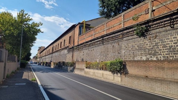 다시 일반시가지로 나오니, 큰 금속회사가 있다. 이 도시의 이름은 San Giovanni.