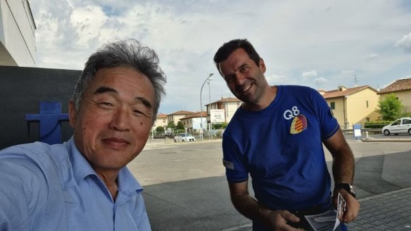 주유소 휴게공간에서 친해진 지배인과 셀피.