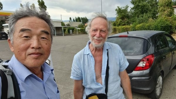 이 분은 거리에 서서 마주 손을 흔든 후, 한참후 일부러 차를 몰고 필자를 쫓아왔다. K-나그네의 사연도 알게 되고, 기념 독사진도 촬영해간다.