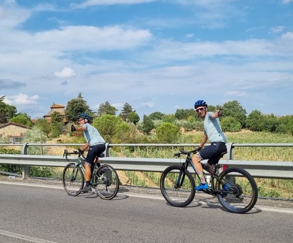 두 사람의 자전거가 지나면서 K-나그네에게 손을 흔들어준다.