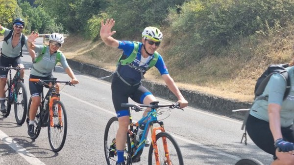 이번에도 마찬가지로 손을 흔들어준다. 찰나를 놓치지 않고 사진을 가까이에서 찍을 수 있었다.