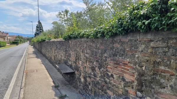 담벼락에도 세월의 때가 끼어있다.