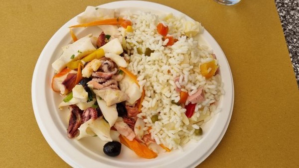 Bar(간이식당)에서 점심식사로 먹은 해산물과 리조또. 값은 7유로.