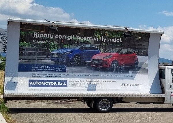 차량 광고판에는 현대차도 보인다.