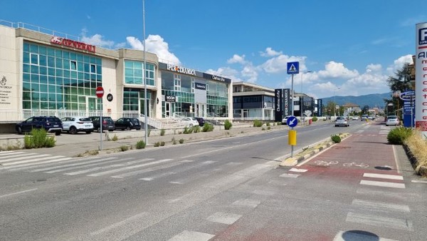 자동차 판매 빌딩이 즐비한 거리