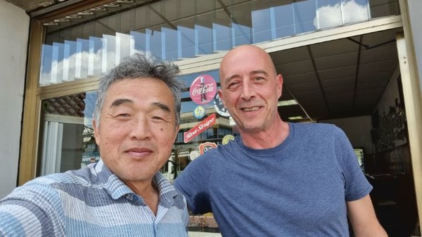 숙소에 다가갈 무렵, Bar에서 아이스바와 함께 휴식을 즐기고 있었는데, 이 주인아저씨가 걸어가는 나그네를 격려한다고 과일주스를 한잔 권유한다. 