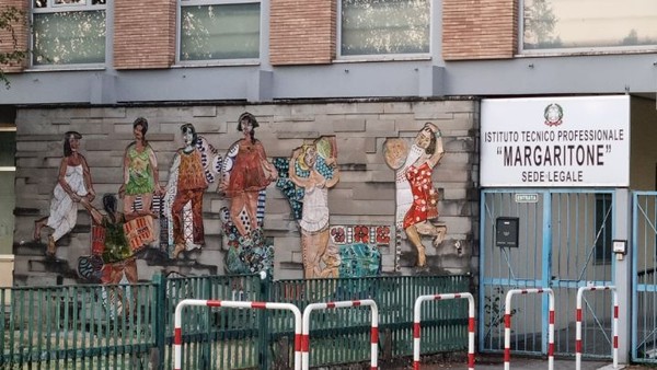 피렌체에서부터 지금까지 걸어온 토스카나 지방 가운데에서도 많은 유적이 있다고 있다. 귀금속가공, 패션디자인 등의 산업도 발달했다. 사진은 디자인을 가르치는 학교인듯.