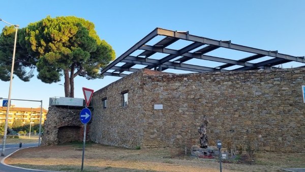 로마시대의 원형극장이 있다는 곳으로 향한다.