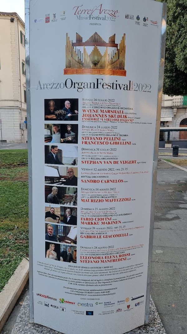 연간 클래식음악공연의 스케쥴이 멋진 디자인으로 공람되고 있다. 문화적 향기가 느껴진다.