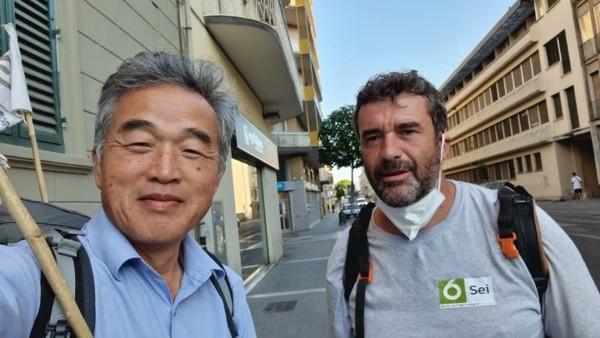 어느 시민이 호기심에 다가왔다. 