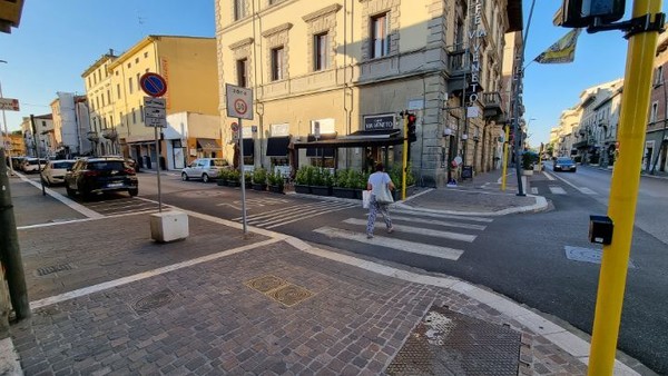 시가지 바깥으로 향한다. 2차대전때의 폭격피해로 현대적 시가지로 디자인된 곳이 많다.