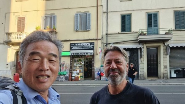 어느 주민이 반갑게 대해주더니,