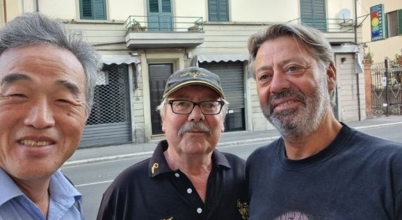 그의 부친까지 합류했다.