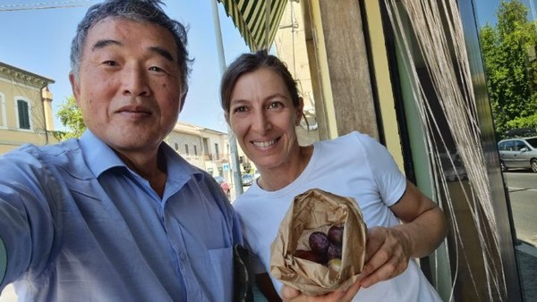 과일가게 앞에서 쉬고 있던 나그네를 따뜻하게 대해주는 주인. 나그네에게 주려고 손에 들고 있는 것이 자두의 일종인데, 힌국산 자두보다 신맛이 덜하고 단맛은 더하다. 그라치에(감사합니다)~